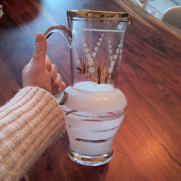 Vintage Hand Painted Enamel Lily-of-the-Valley Hand Blown Glass Pitcher. - Picture 3 of 3